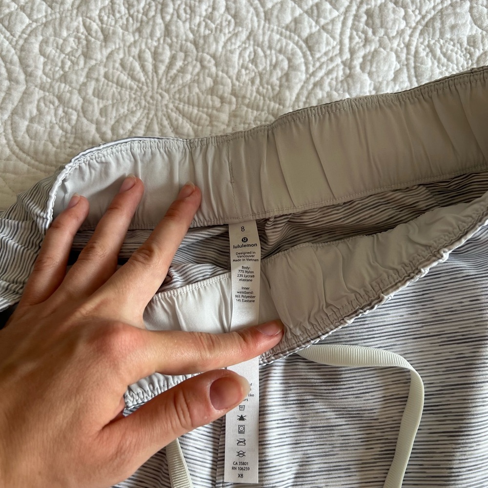 Lululemon On the Fly Short 2.5” Luxtreme We Are From Space Ice Grey Alpine White - Picture 4 of 5